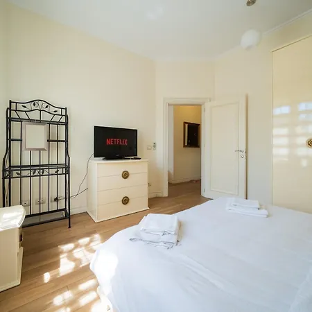 Prestigious Spacious Historical In Center 地拉那