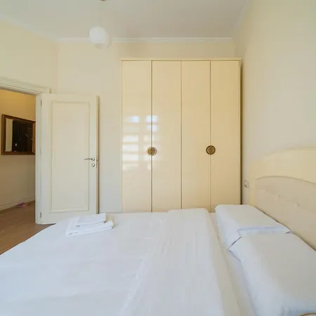 Prestigious Spacious Historical In Center 地拉那