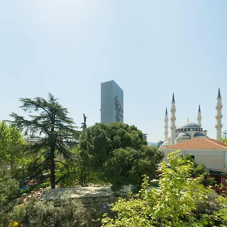 Prestigious Spacious Historical In Center 地拉那
